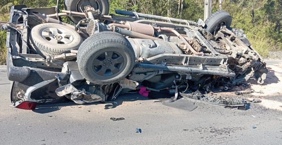Colisão entre dois carros e caminhão deixa homem ferido na SC-390, em Lauro Müller