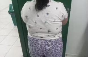 Mulher é presa após fingir ser adolescente e viver com família em Joinville