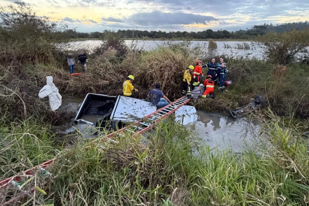 Capotamento às margens da BR-101 deixa dois homens feridos em Sangão