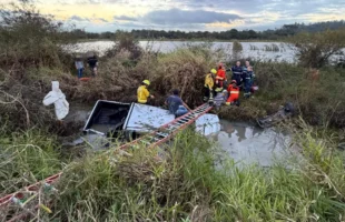 Capotamento às margens da BR-101 deixa dois homens feridos em Sangão