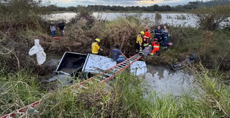 Capotamento às margens da BR-101 deixa dois homens feridos em Sangão