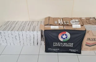 Jovem é presa e mais de 700 maços de cigarros contrabandeados são apreendidos em Criciúma