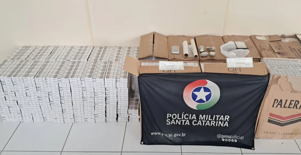 Jovem é presa e mais de 700 maços de cigarros contrabandeados são apreendidos em Criciúma