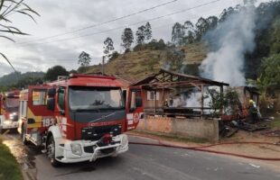 Incêndio destrói residência e mobiliza bombeiros em São Ludgero
