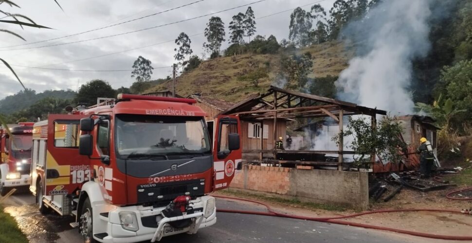 Incêndio destrói residência e mobiliza bombeiros em São Ludgero