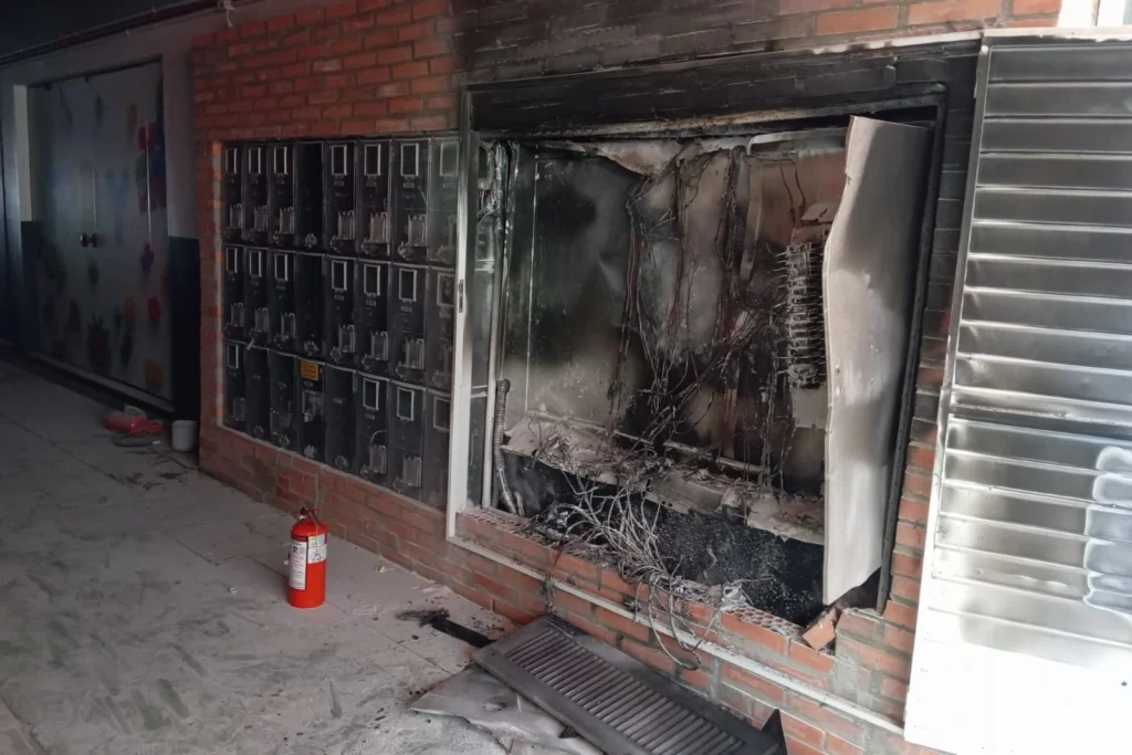 Curto-circuito provoca incêndio em painel elétrico de prédio no Centro de Sombrio