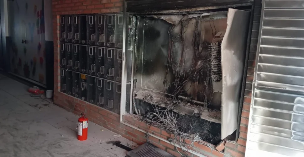 Curto-circuito provoca incêndio em painel elétrico de prédio no Centro de Sombrio