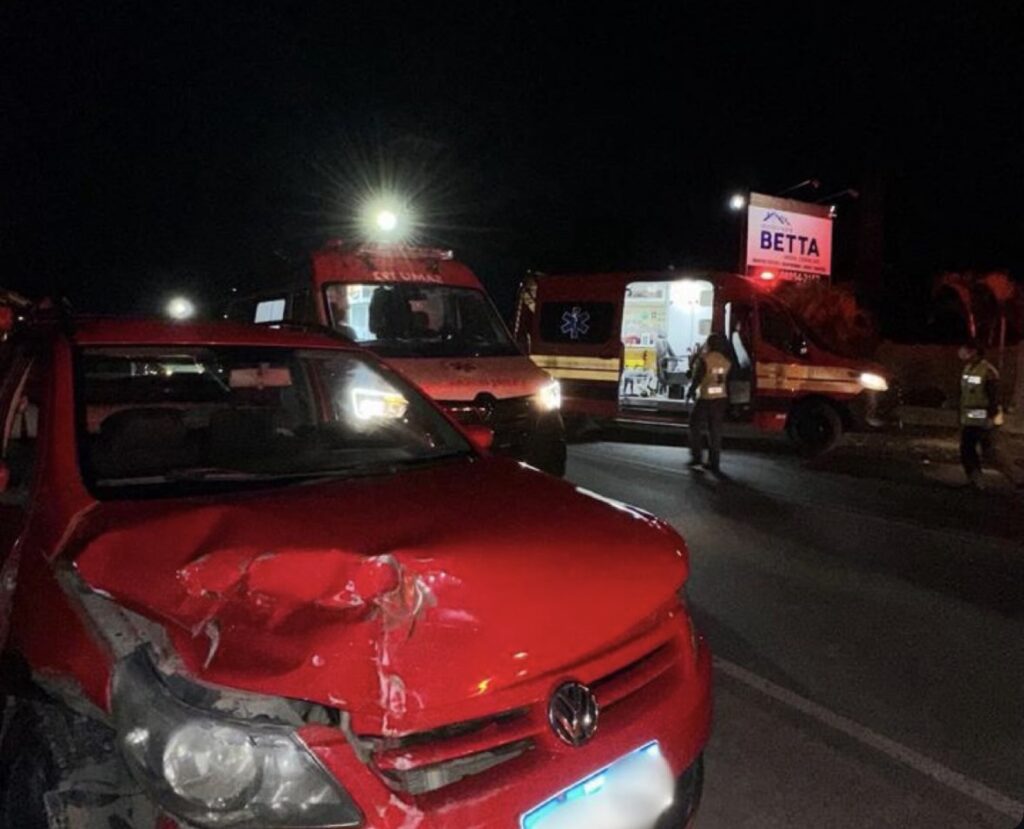 Colisão entre dois carros mobiliza equipes de resgate na SC-390, em Lauro Müller