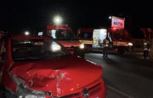 Colisão entre dois carros mobiliza equipes de resgate na SC-390, em Lauro Müller