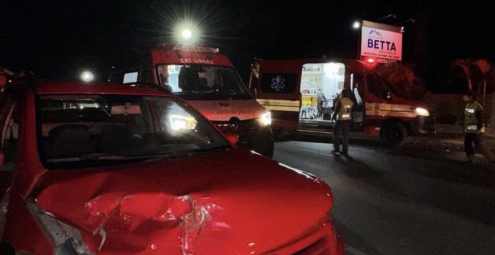 Colisão entre dois carros mobiliza equipes de resgate na SC-390, em Lauro Müller