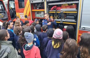 Corpo de Bombeiros realiza ação em escolas de SC para orientar alunos sobre prevenção de incêndios