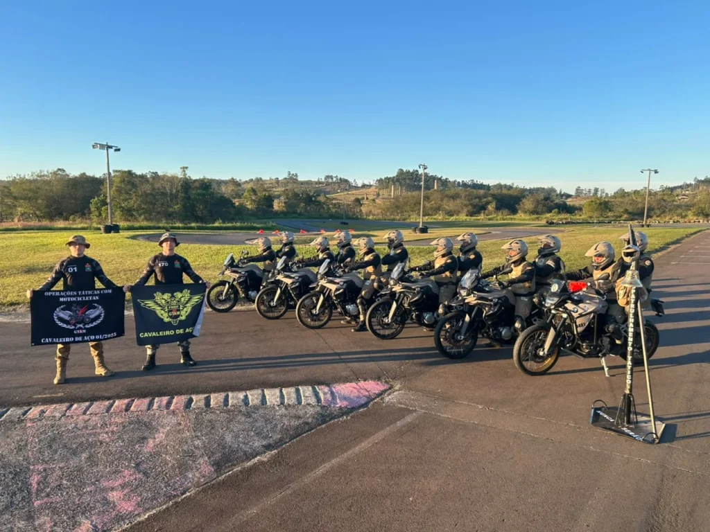 Mais de 20 policiais concluem curso tático com motocicletas em Criciúma