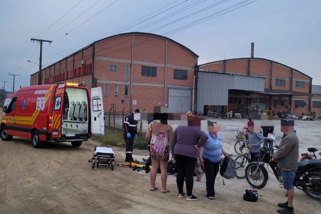 Ciclista fica ferido após colisão com motocicleta em Morro da Fumaça