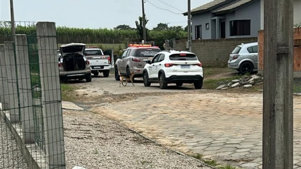 Suspeito foge ao ver a PM e deixa drogas em residência de Forquilhinha