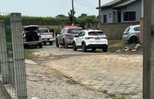 Suspeito foge ao ver a PM e deixa drogas em residência de Forquilhinha