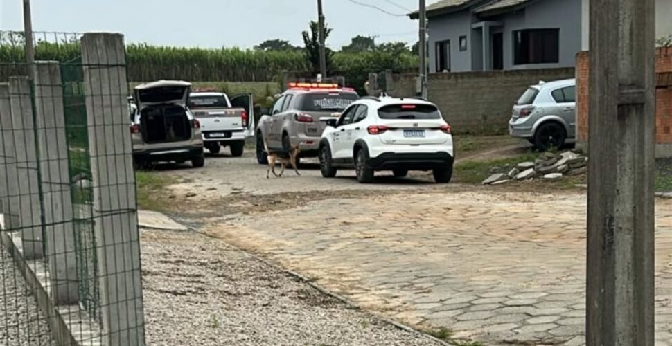 Suspeito foge ao ver a PM e deixa drogas em residência de Forquilhinha