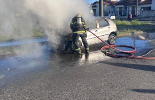 Incêndio destrói veículo no bairro Saturno, em Criciúma