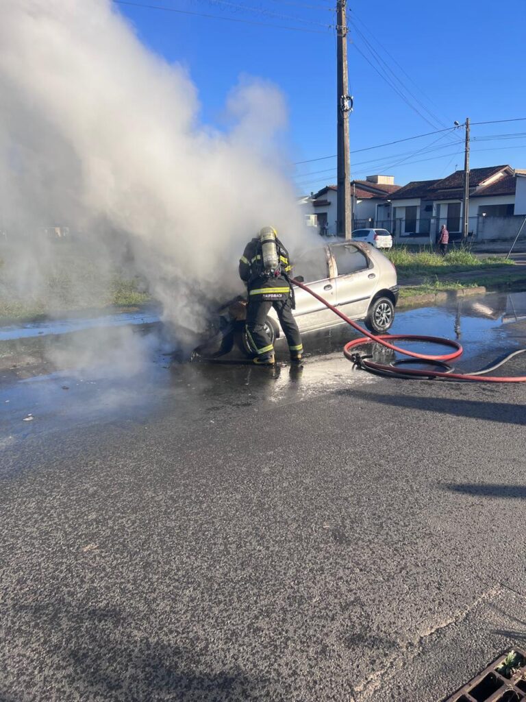 Incêndio destrói veículo no bairro Saturno, em Criciúma