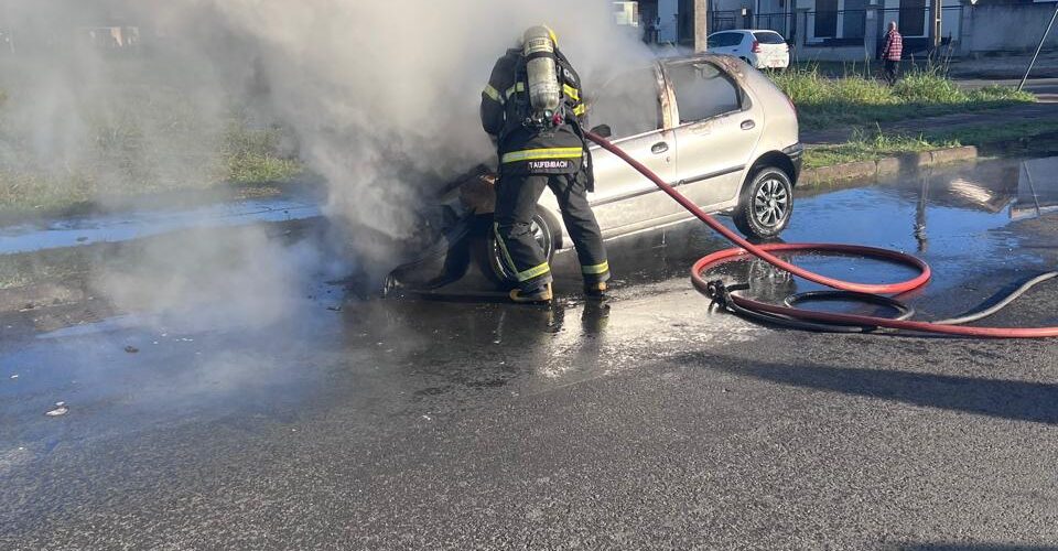 Incêndio destrói veículo no bairro Saturno, em Criciúma