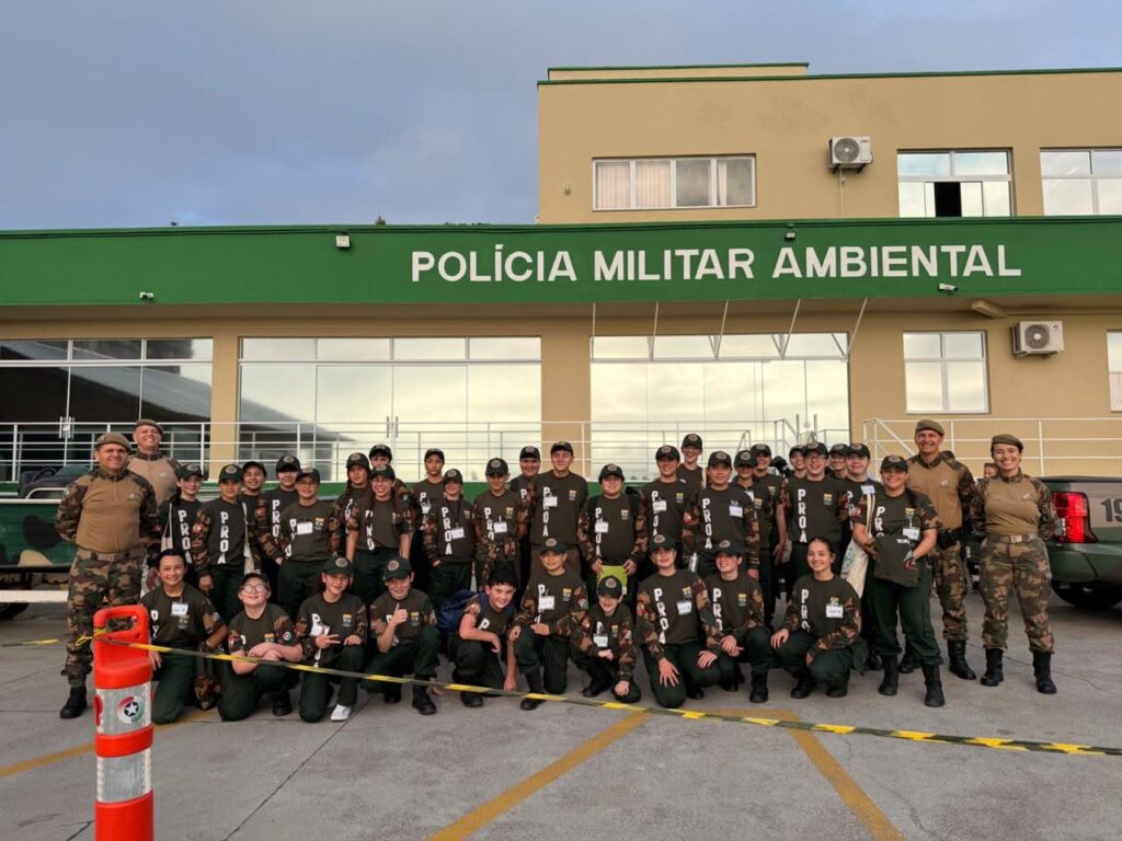 Alunos do Projeto PROA de Lauro Müller visitam batalhão da Polícia Militar Ambiental em Laguna
