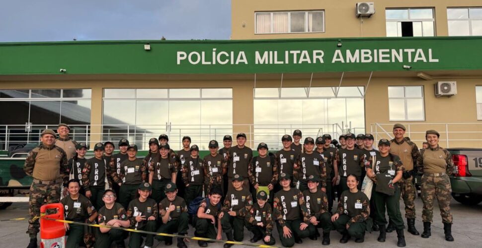 Alunos do Projeto PROA de Lauro Müller visitam batalhão da Polícia Militar Ambiental em Laguna