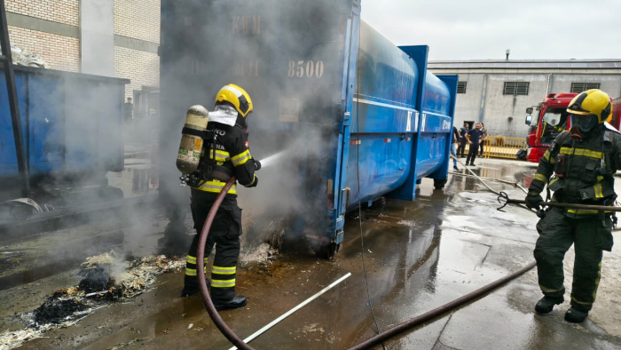 Princípio de incêndio mobiliza bombeiros em gráfica de Tubarão