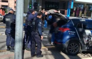 Homem com mais de 125 registros policiais é preso após ameaças e agressões no Centro de Tubarão