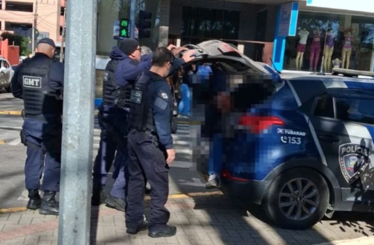 Homem com mais de 125 registros policiais é preso após ameaças e agressões no Centro de Tubarão
