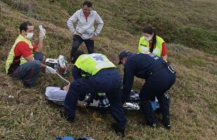 Piloto de parapente fica ferido após queda de 15 metros em Laguna