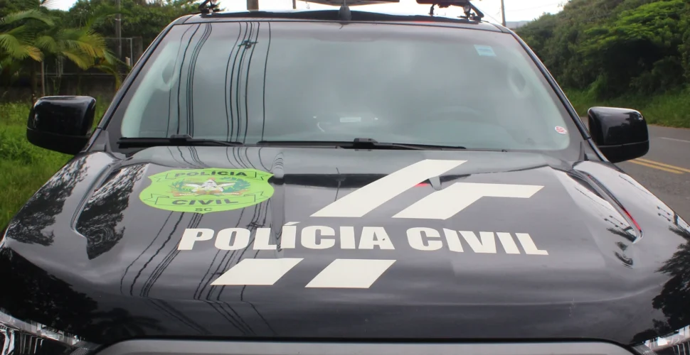 Dupla suspeita de assalto a mercado é presa pela Polícia Civil em Araranguá