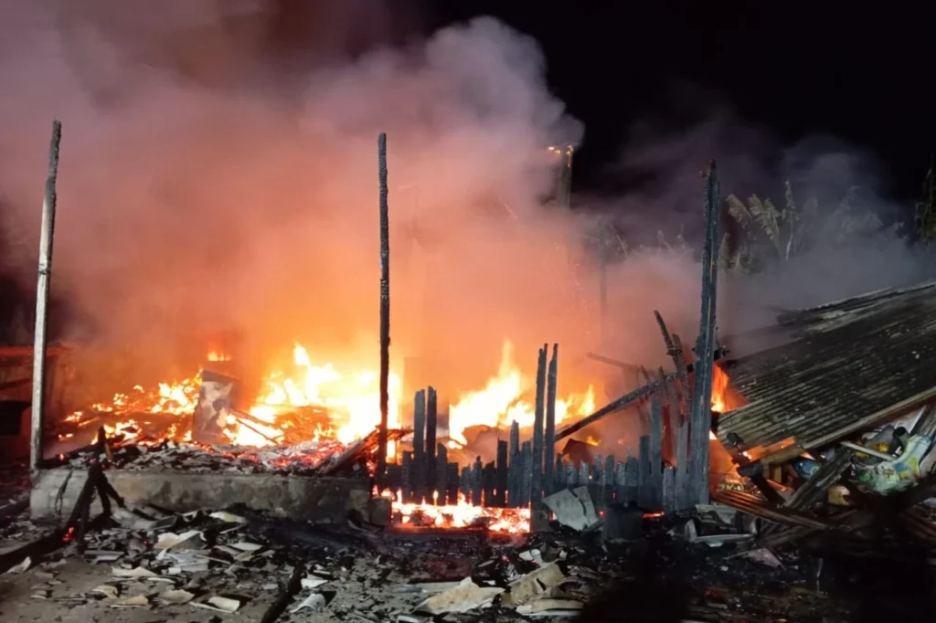 Incêndio destrói residência de madeira em Sombrio