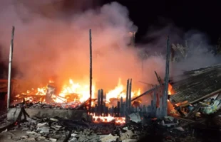 Incêndio destrói residência de madeira em Sombrio