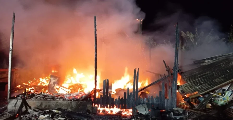 Incêndio destrói residência de madeira em Sombrio