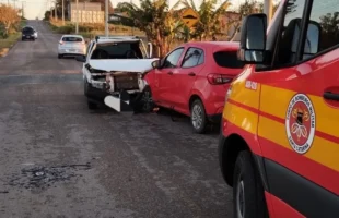 Colisão frontal deixa duas pessoas feridas em Içara