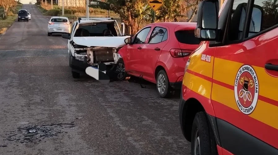 Colisão frontal deixa duas pessoas feridas em Içara