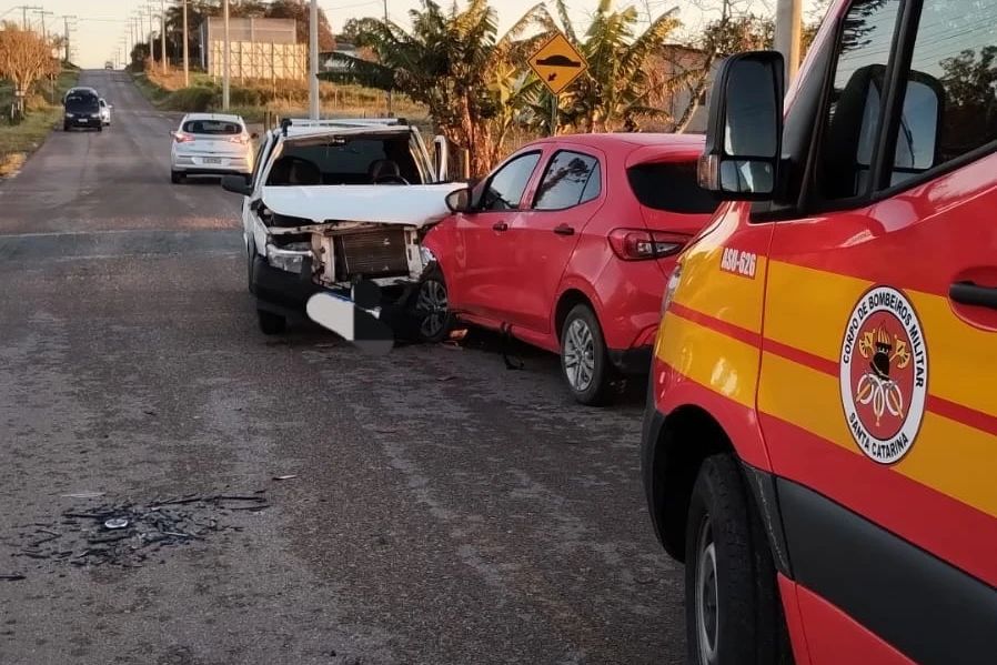 Colisão frontal deixa duas pessoas feridas em Içara