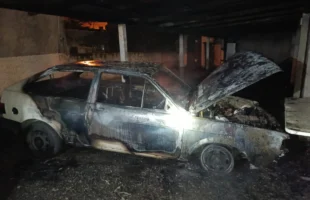 Incêndio destrói veículo estacionado em garagem de residência em Morro da Fumaça