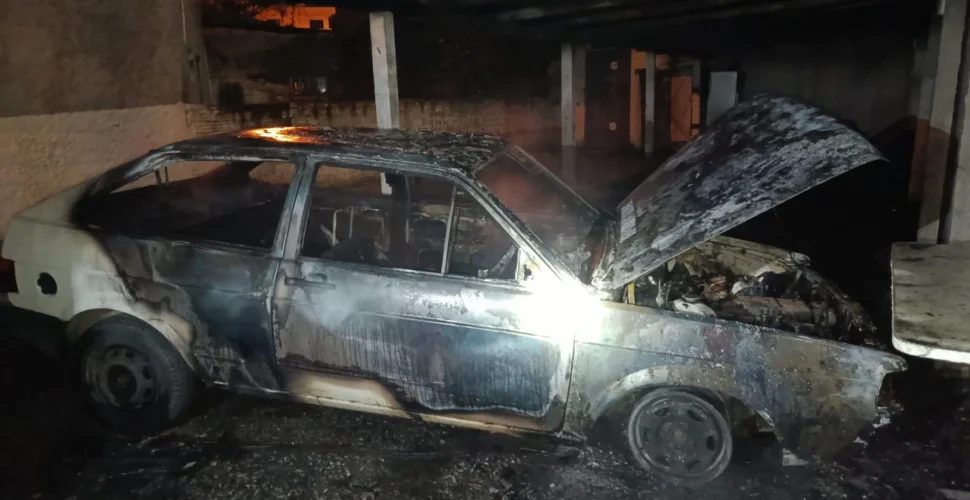 Incêndio destrói veículo estacionado em garagem de residência em Morro da Fumaça