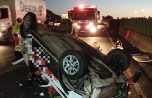 Capotamento deixa motorista preso às ferragens na BR-101, em Criciúma