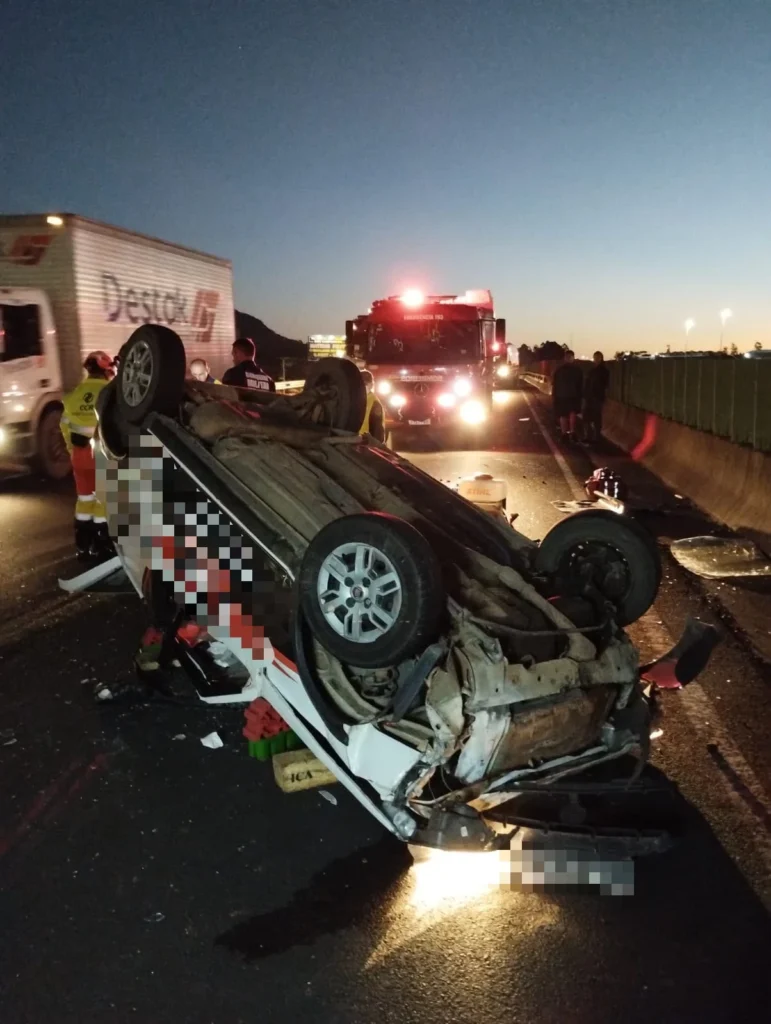 Capotamento deixa motorista preso às ferragens na BR-101, em Criciúma