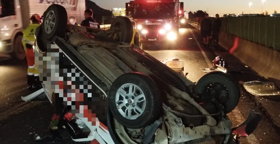 Capotamento deixa motorista preso às ferragens na BR-101, em Criciúma