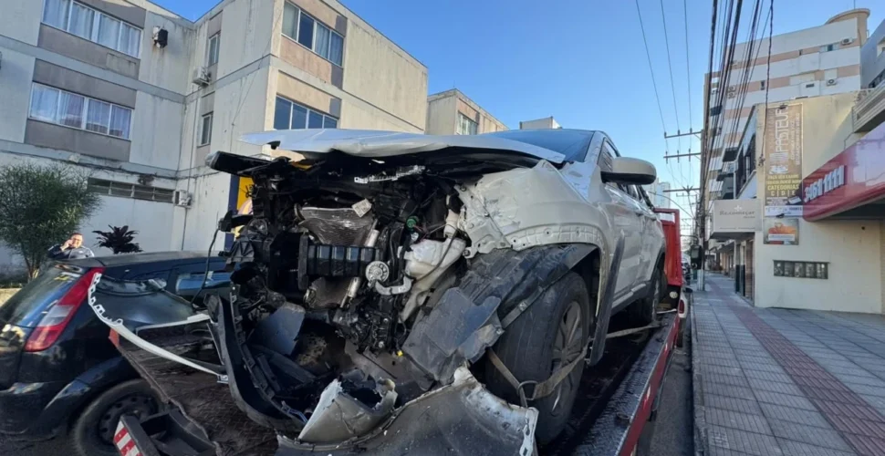 Colisão entre carros deixa uma motorista ferida no Centro de Criciúma