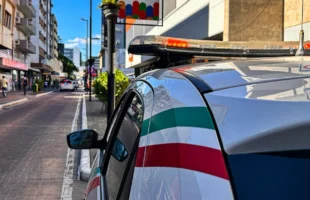 Motociclista é flagrado em manobras perigosas e acaba detido em Imbituba