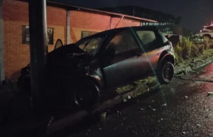 Carro atinge poste e deixa dois homens feridos em Orleans