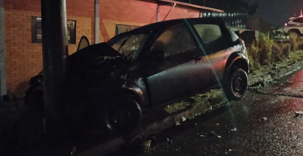 Carro atinge poste e deixa dois homens feridos em Orleans