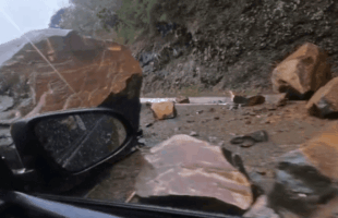 Queda de barreira deixa trânsito em meia pista na Serra do Rio do Rastro