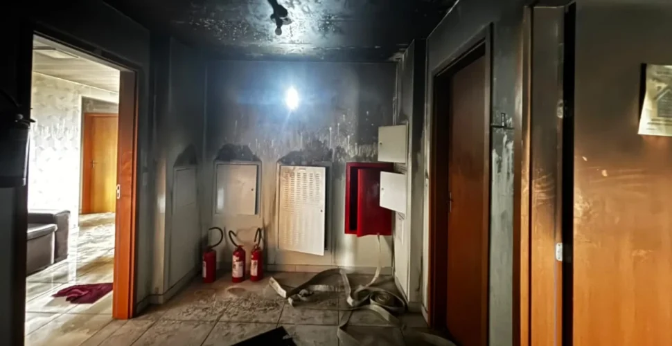 Incêndio em apartamento deixa mulher ferida e mobiliza bombeiros em Criciúma