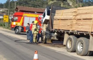 Incêndio atinge caminhão carregado com madeira em Armazém