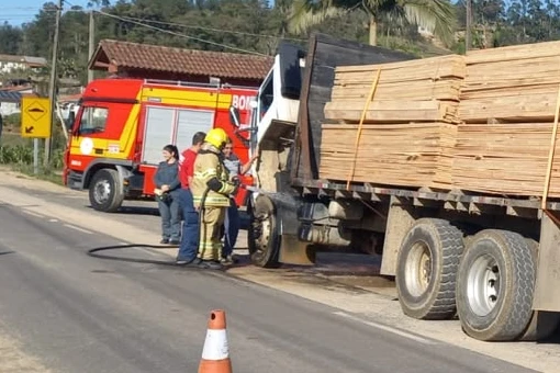 Incêndio atinge caminhão carregado com madeira em Armazém
