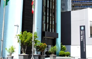 TRE-SC suspende divulgação de pesquisa eleitoral sobre Governo e Senado em Santa Catarina